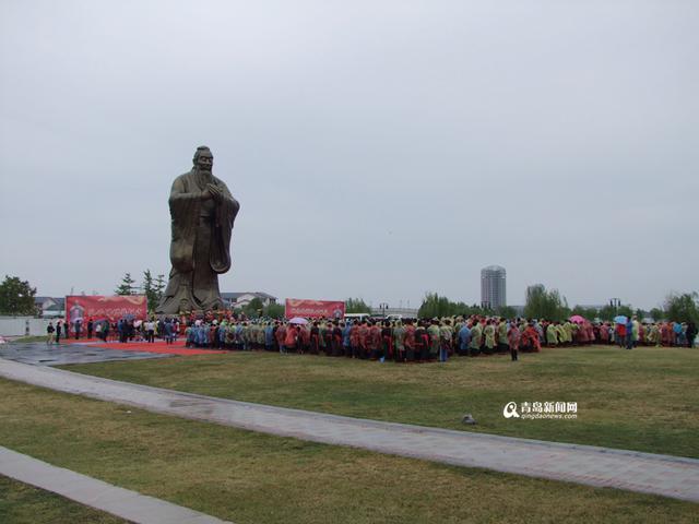 高清:大沽河畔建成巨幅孔子雕像 千人齐诵论语 高清:大沽河畔建成巨幅孔子雕像 千人齐诵论语
