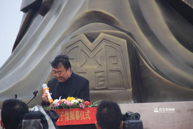 高清:大沽河畔建成巨幅孔子雕像 千人齐诵论语 高清:大沽河畔建成巨幅孔子雕像 千人齐诵论语