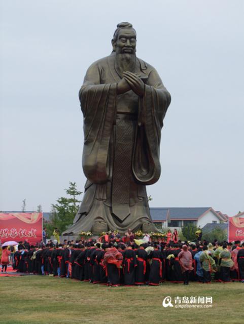 高清:大沽河畔建成巨幅孔子雕像 千人齐诵论语 高清:大沽河畔建成巨幅孔子雕像 千人齐诵论语