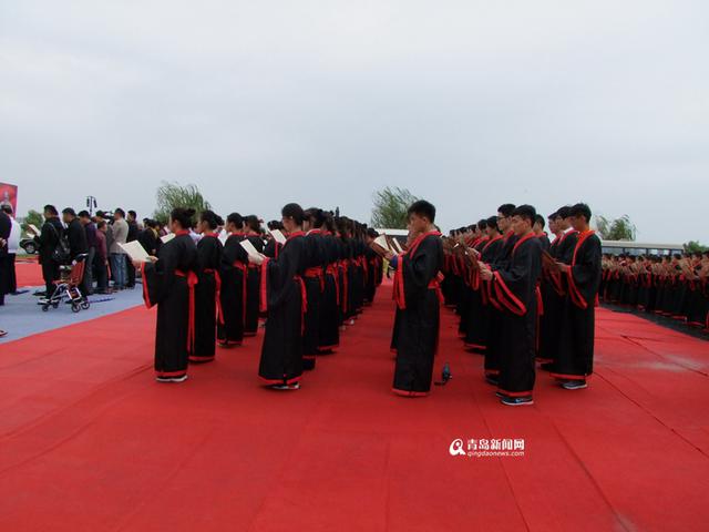 高清:大沽河畔建成巨幅孔子雕像 千人齐诵论语 高清:大沽河畔建成巨幅孔子雕像 千人齐诵论语