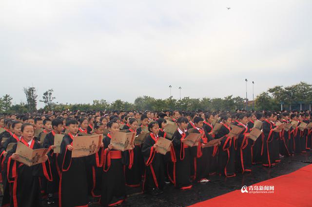高清:大沽河畔建成巨幅孔子雕像 千人齐诵论语 高清:大沽河畔建成巨幅孔子雕像 千人齐诵论语