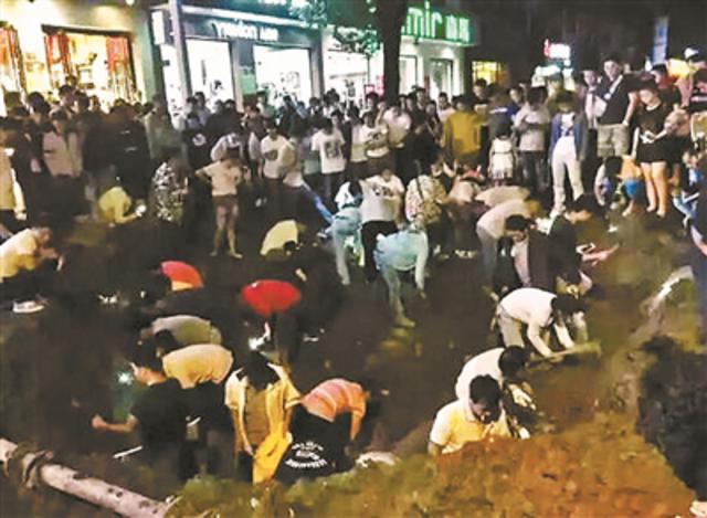 腾冲因旧城改造引发大量市民进入施工场地昼夜挖掘玉石