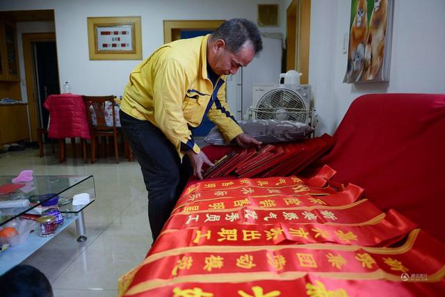 他是昔日世界举重冠军 如今成金牌维修工人