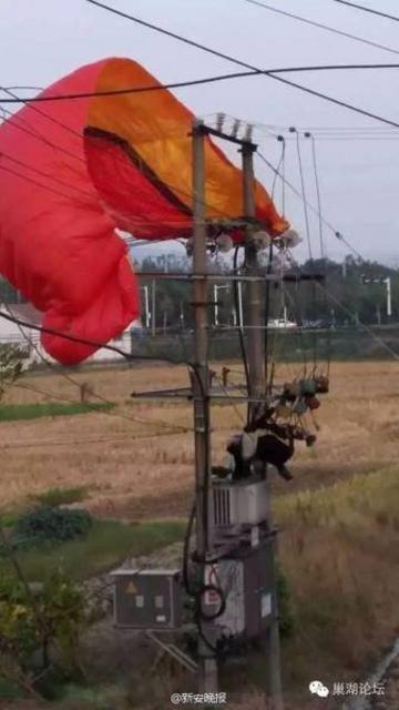 男子玩滑翔伞挂上空中高压线 触电身亡(图) 男子玩滑翔伞挂上空中高压线 触电身亡(图)