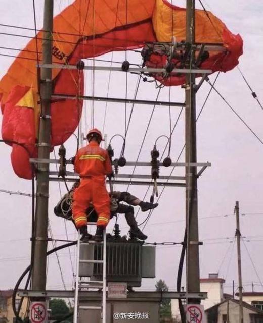 男子玩滑翔伞挂上空中高压线 触电身亡(图) 男子玩滑翔伞挂上空中高压线 触电身亡(图)