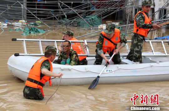 浙江温州消防官兵涉水600米救出被困临产孕妇