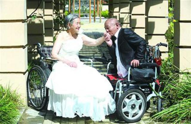 四对老人拍婚纱照 92岁奶奶变最美新娘惊艳全场