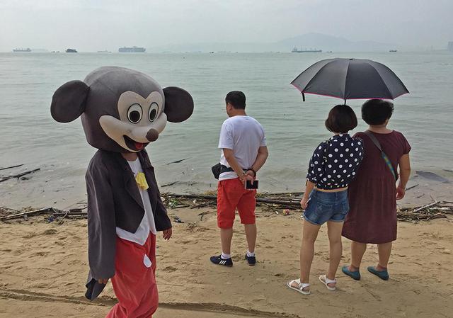 台风后厦门迎最冷黄金周 游客在垃圾中游泳 台风后厦门迎最冷黄金周 游客在垃圾中游泳