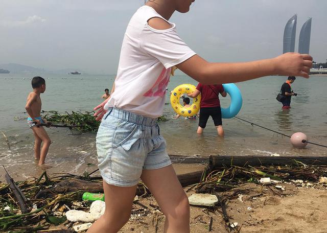 台风后厦门迎最冷黄金周 游客在垃圾中游泳 台风后厦门迎最冷黄金周 游客在垃圾中游泳