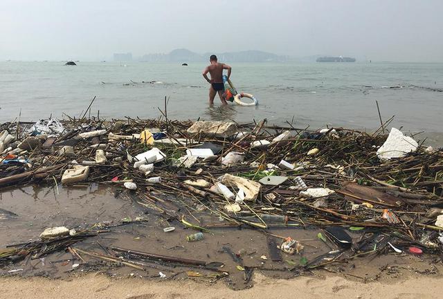 台风后厦门迎最冷黄金周 游客在垃圾中游泳 台风后厦门迎最冷黄金周 游客在垃圾中游泳