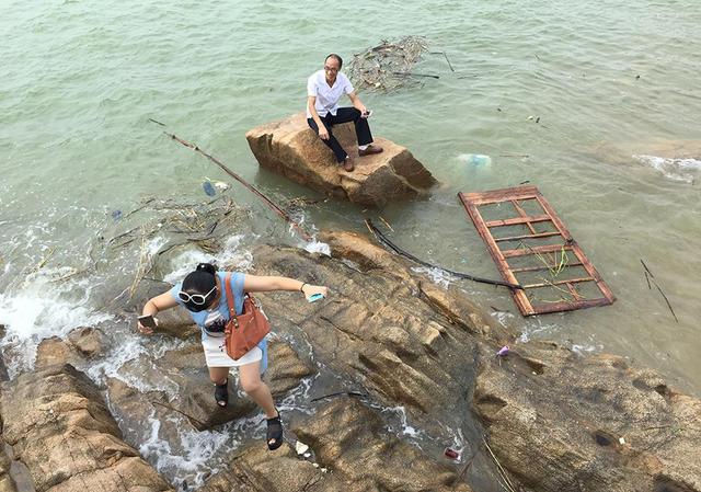 台风后厦门迎最冷黄金周 游客在垃圾中游泳 台风后厦门迎最冷黄金周 游客在垃圾中游泳