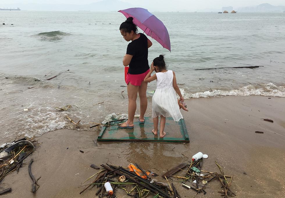 台风后厦门迎最冷黄金周 游客在垃圾中游泳