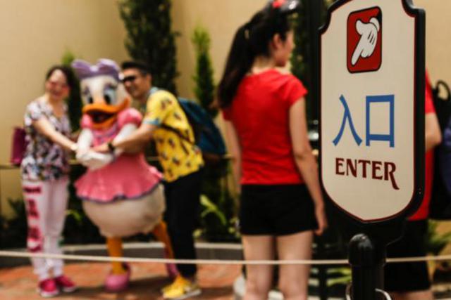 长假首日上海迪士尼人比周末少,项目等候不超10分钟