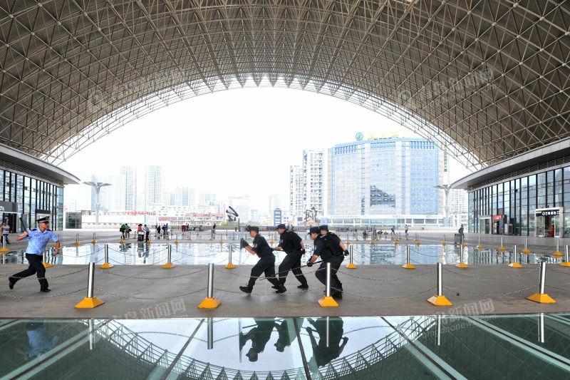 高清:青铁特警举行反恐演练 场面酷炫赛大片