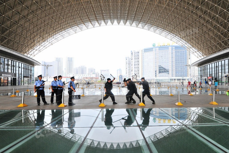 高清:青铁特警举行反恐演练 场面酷炫赛大片