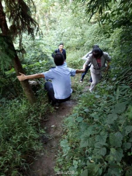 多名游客登山被困 被救后与民警合影