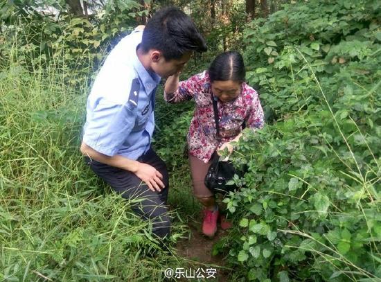 多名游客登山被困 被救后与民警合影