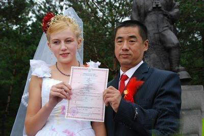 俄女孩嫁中国农民 老夫少妻务农相识