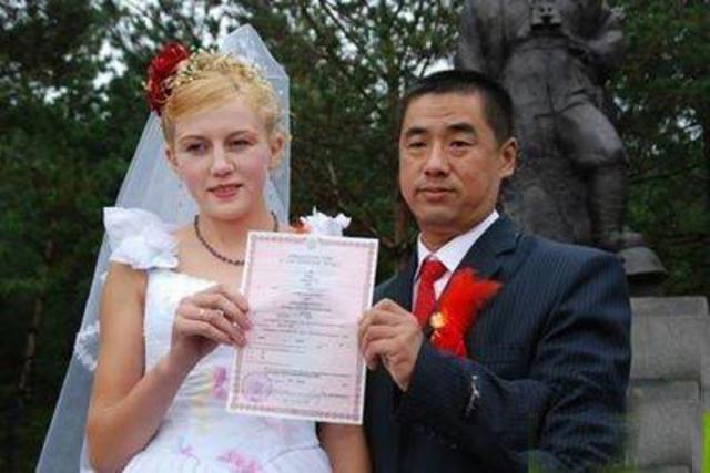 俄女孩嫁中国农民 老夫少妻务农相识