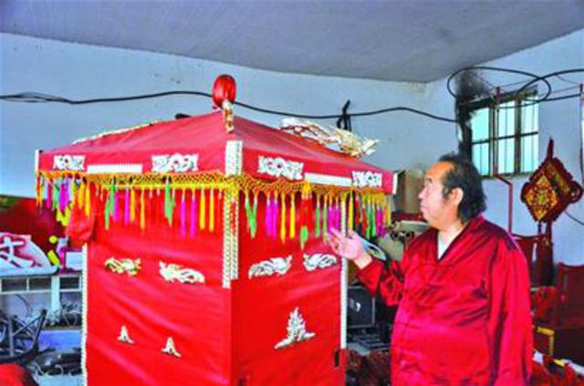 4对老人8日办喜事 大花轿迎娶“奶奶新娘”