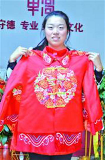 4对老人8日办喜事 大花轿迎娶“奶奶新娘”