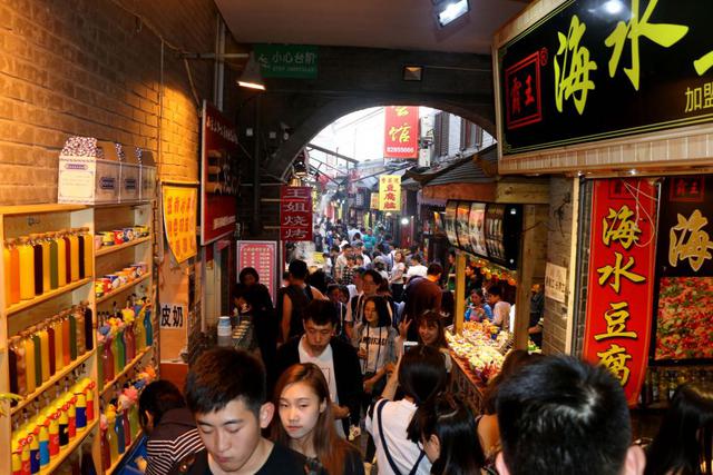 实拍国庆假期的劈柴院 美食遍地游客爆棚(图)