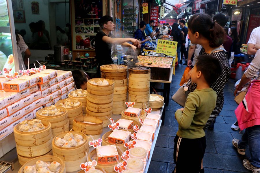 实拍国庆假期的劈柴院 美食遍地游客爆棚(图)