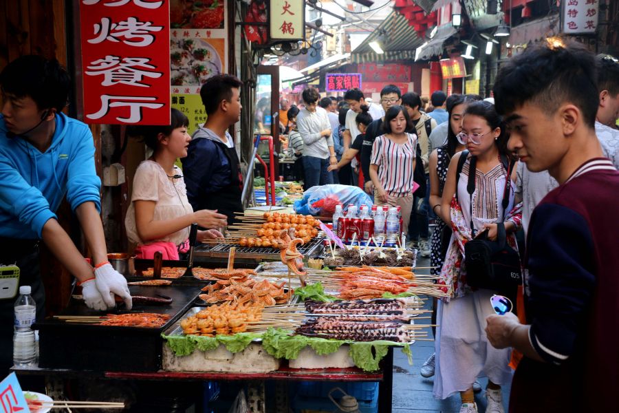 实拍国庆假期的劈柴院 美食遍地游客爆棚(图)