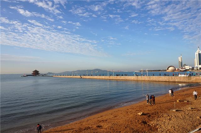 高清：假期余额不足 青岛前海一线颜值颇高