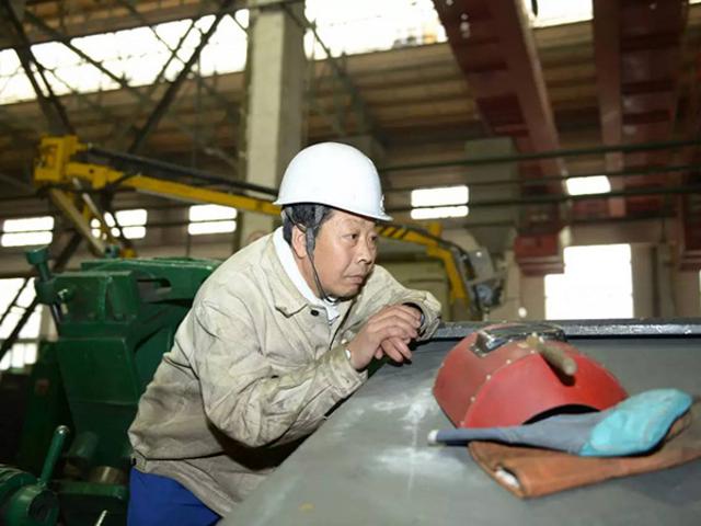 卢仁锋和他的特制焊帽