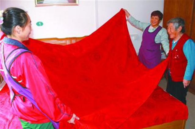 最美夕阳婚礼明上演 4公里花轿巡游吸睛