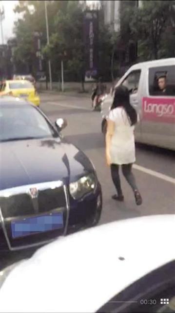 女司机逆行被“挡驾” 与人争执险被自家车碾压 女司机逆行被“挡驾” 与人争执险被自家车碾压