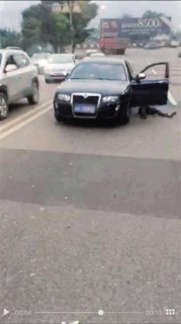 女司机逆行被“挡驾” 与人争执险被自家车碾压 女司机逆行被“挡驾” 与人争执险被自家车碾压