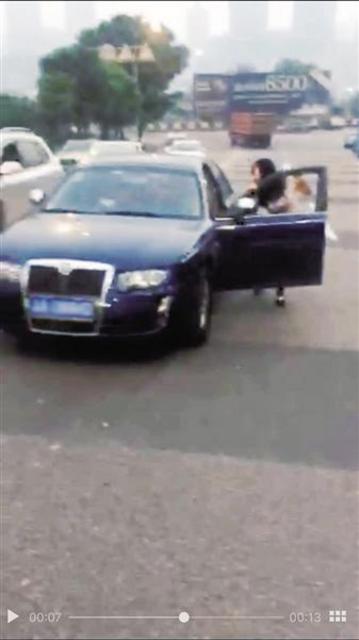 女司机逆行被“挡驾” 与人争执险被自家车碾压 女司机逆行被“挡驾” 与人争执险被自家车碾压