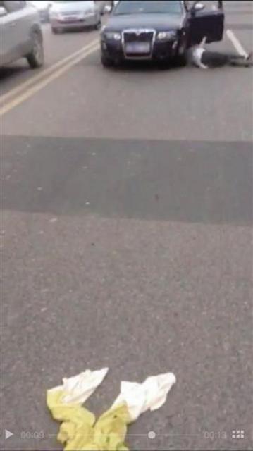 女司机逆行被“挡驾” 与人争执险被自家车碾压 女司机逆行被“挡驾” 与人争执险被自家车碾压