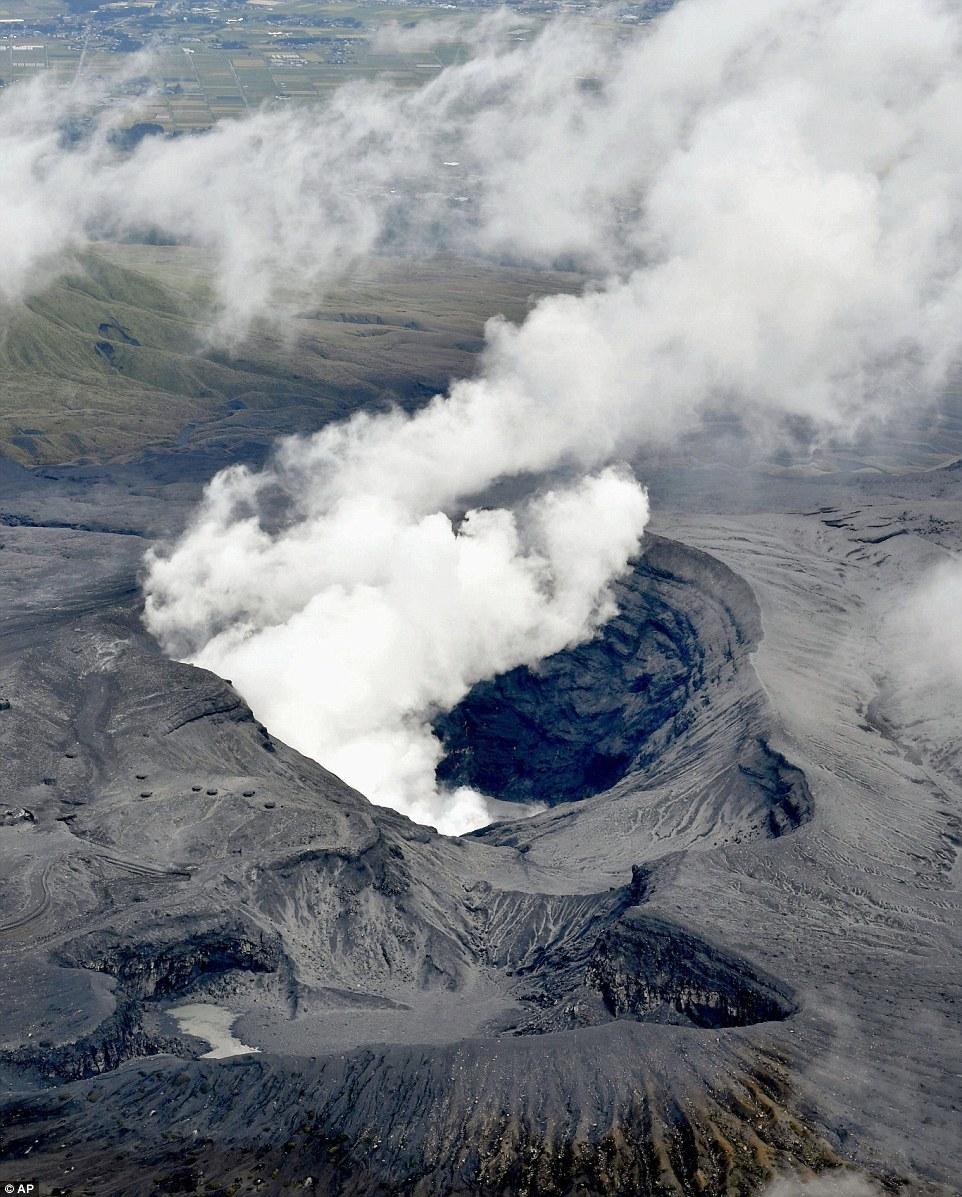 日本阿苏火山喷发 小镇被覆盖如世界末日(图)