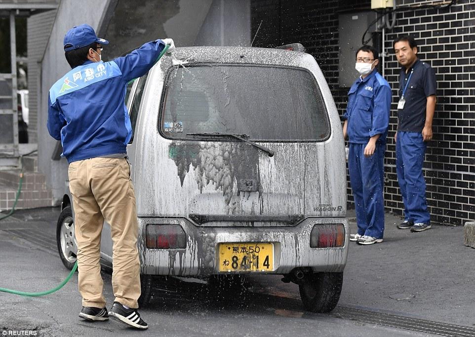 日本阿苏火山喷发 小镇被覆盖如世界末日(图)