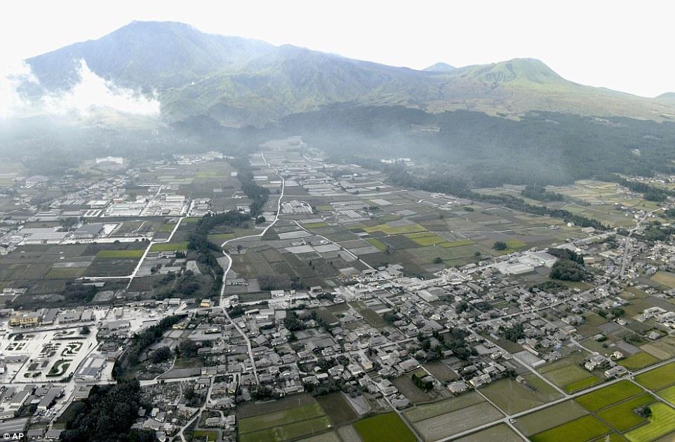 日本阿苏火山喷发 小镇被覆盖如世界末日(图)