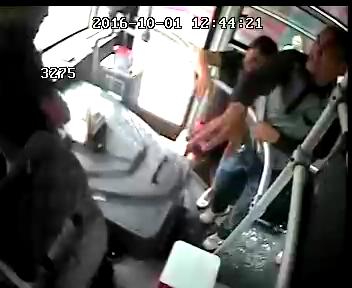 公交司机未让乘客从后门上车 被砸得头破血流