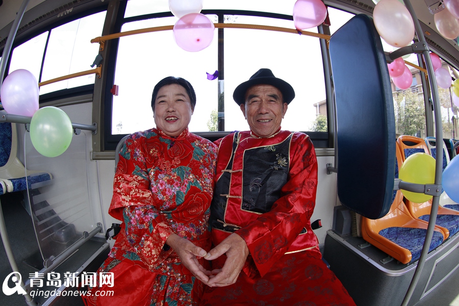 高清:青岛公交司机带父母车厢内补拍婚纱照