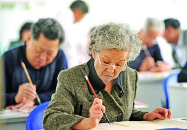 青岛老年大学报名火爆一座难求 舞蹈声乐最火