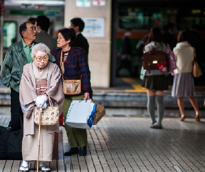 日本老龄化严重 八九十岁老人仍外出打工(图)