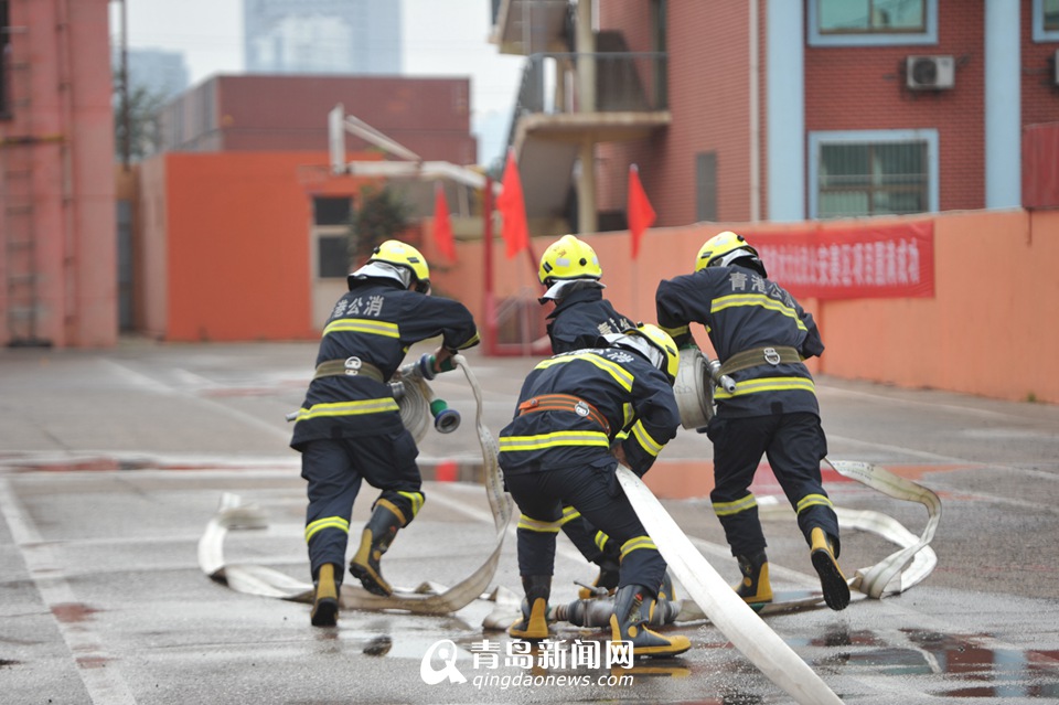 高清:青岛港公安消防比武 演绎港口版烈火雄心