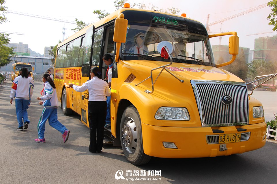 高清:地震救援演习进校园 校车变身救命&apos;方舟&apos;