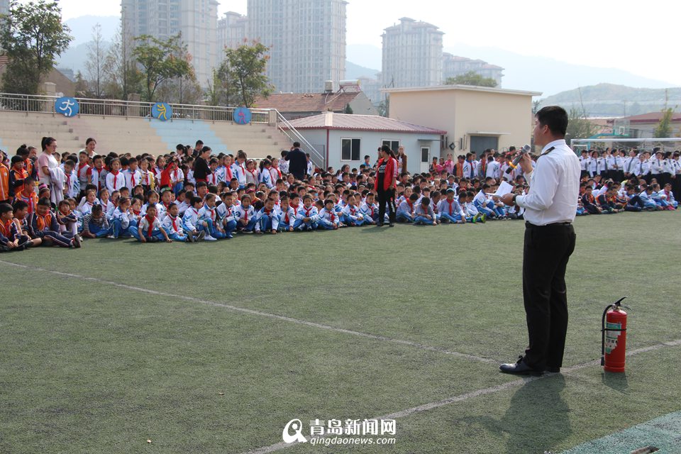 高清:地震救援演习进校园 校车变身救命&apos;方舟&apos;