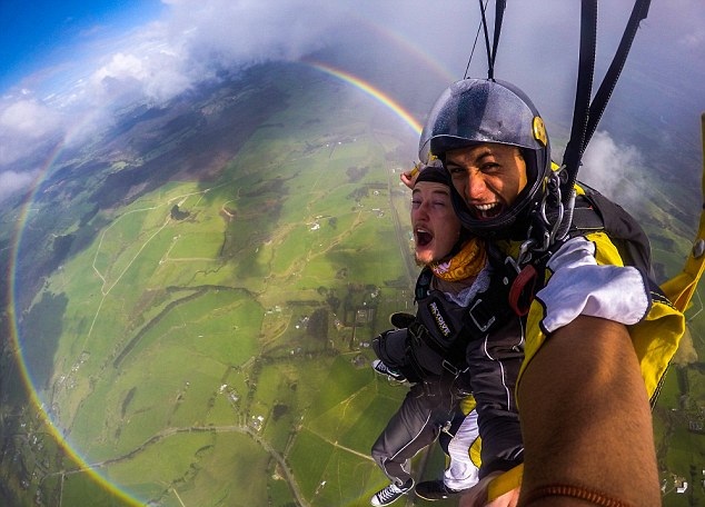 罕见！英国男子高空跳伞幸运抓拍到圆形彩虹