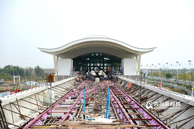 高清:实拍地铁11号线钱谷山站 似海鸟展翅 高清:实拍地铁11号线钱谷山站 似海鸟展翅