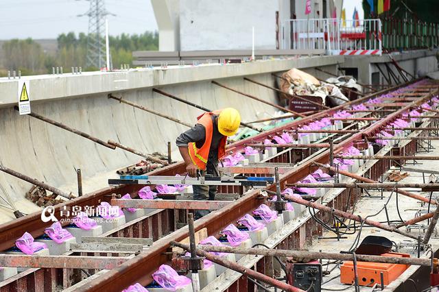 高清:实拍地铁11号线钱谷山站 似海鸟展翅 高清:实拍地铁11号线钱谷山站 似海鸟展翅