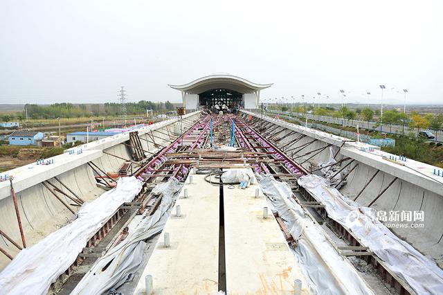 高清:实拍地铁11号线钱谷山站 似海鸟展翅 高清:实拍地铁11号线钱谷山站 似海鸟展翅