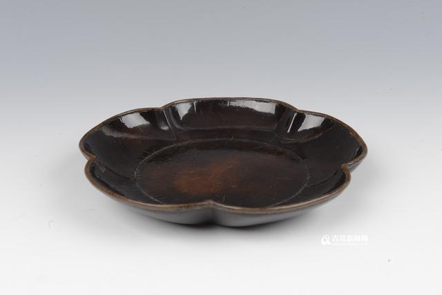 组图:青岛博物馆添宝物 收藏家后人捐南宋茶盘